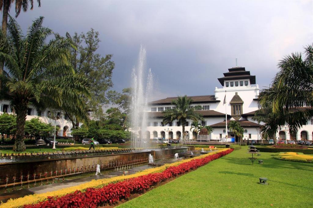 Oyo 91561 Gandhi Hotel Bandung Esterno foto
